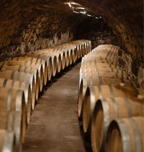 tokaji aszú boros hordók kanyargó pince