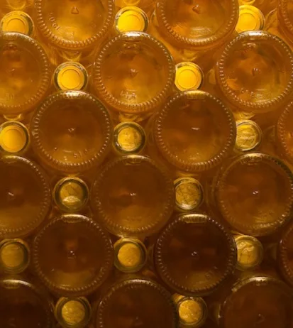 Egymásra halmozott tokaji aszú palackok