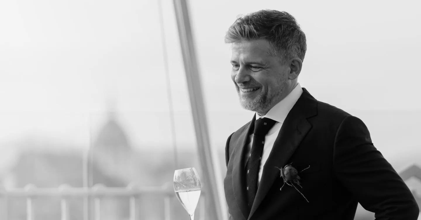 Demkó Pascal, a Holdvölgy alapító tulajdonosa egy pohár pezsgővel