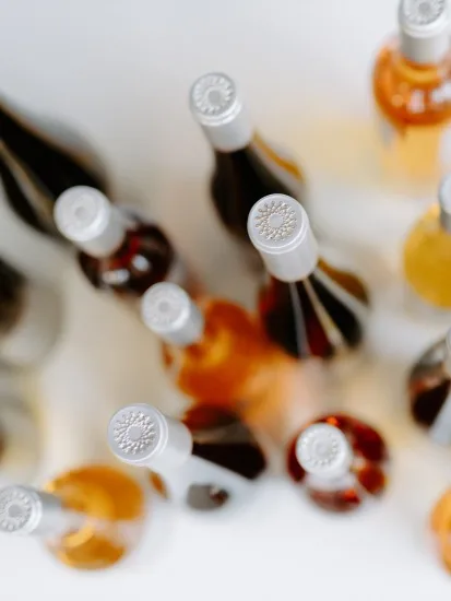 Házasítás a főborásszal, borospoharak és mintás palackok